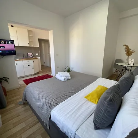 Bricks * טיראנה